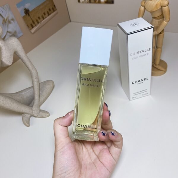 Green Crystal Eau de Parfum 100ml with a fresh, elegant fragrance profile, available from the BGD wholesale and retail platform.