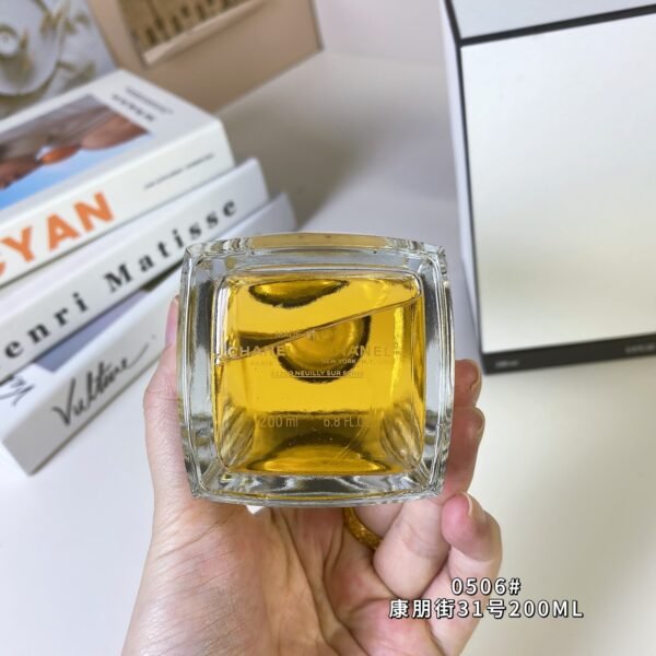 Velvet Iris Eau de Parfum 200ml