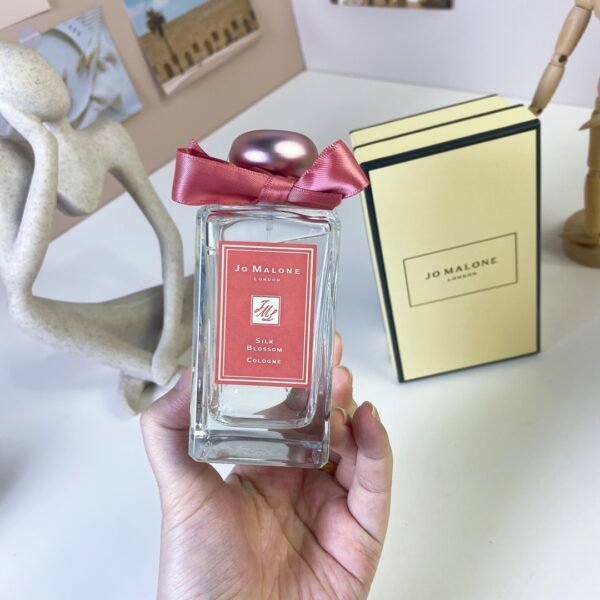 Silky Blossom Garden Eau de Parfum 100ml Floral Scent Silky Blossom Garden Perfume 100ml elegant floral fragrance for women