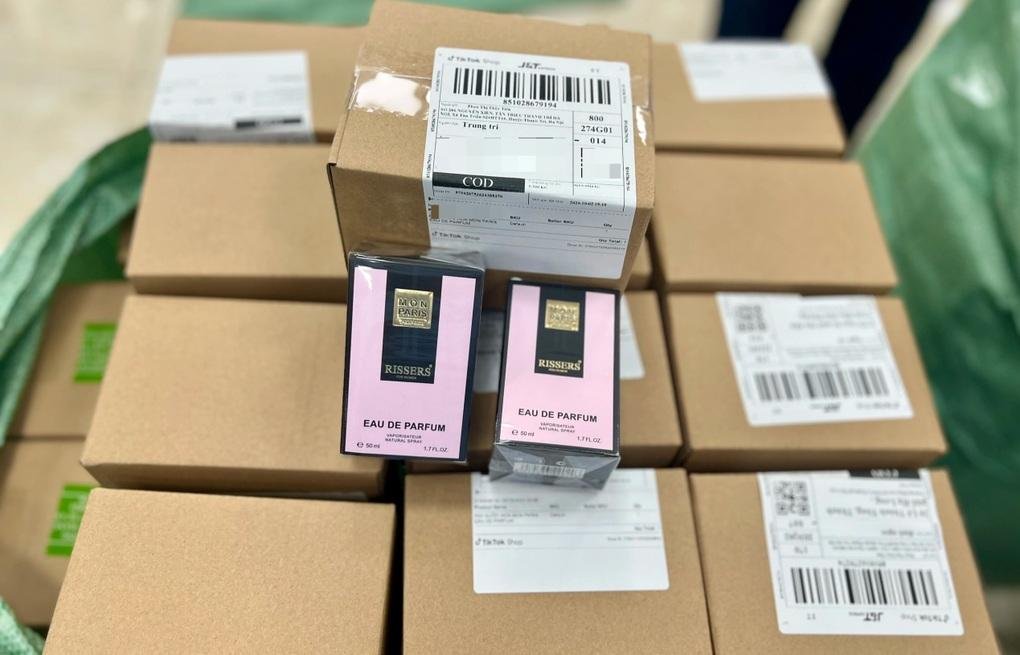 Wholesale perfume quality inspection and order packaging